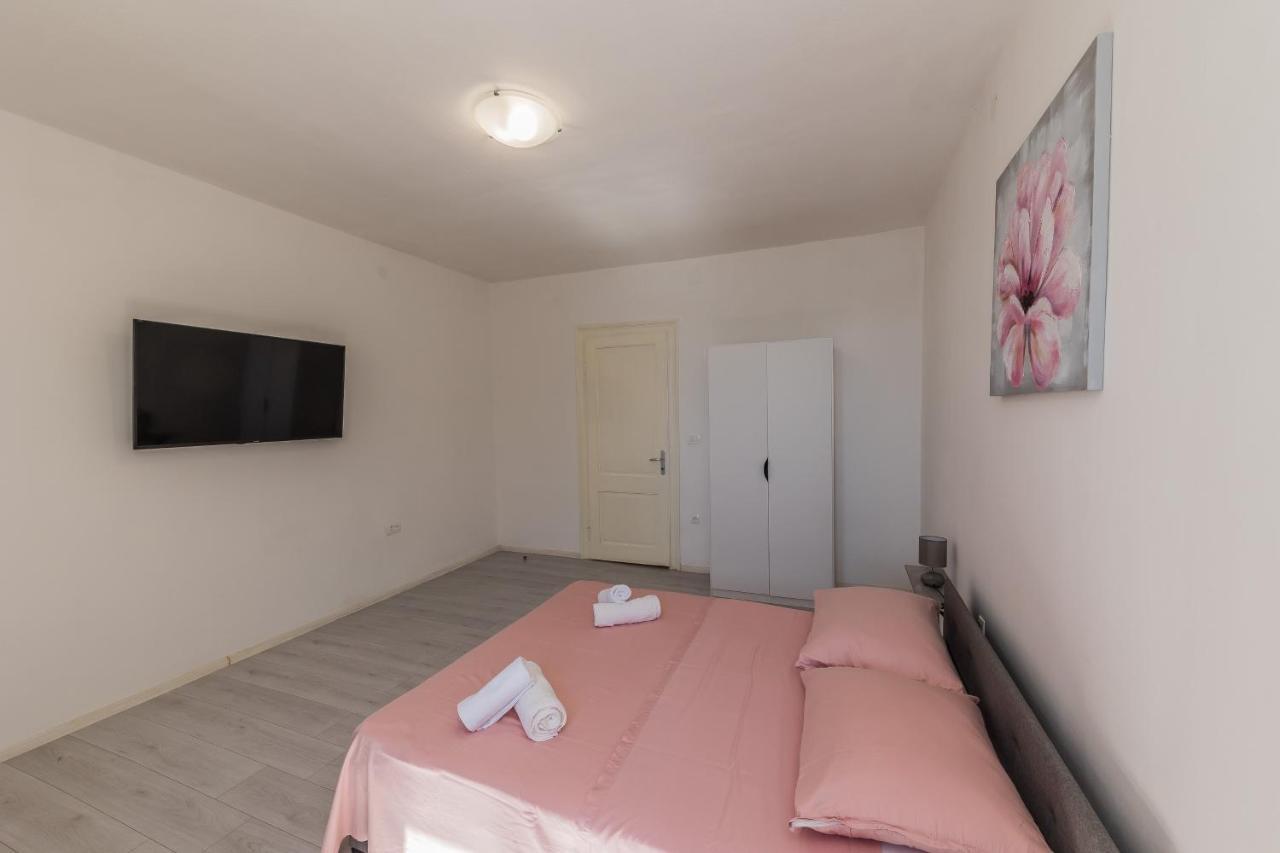 Apartment Seafront Karlo Kastela