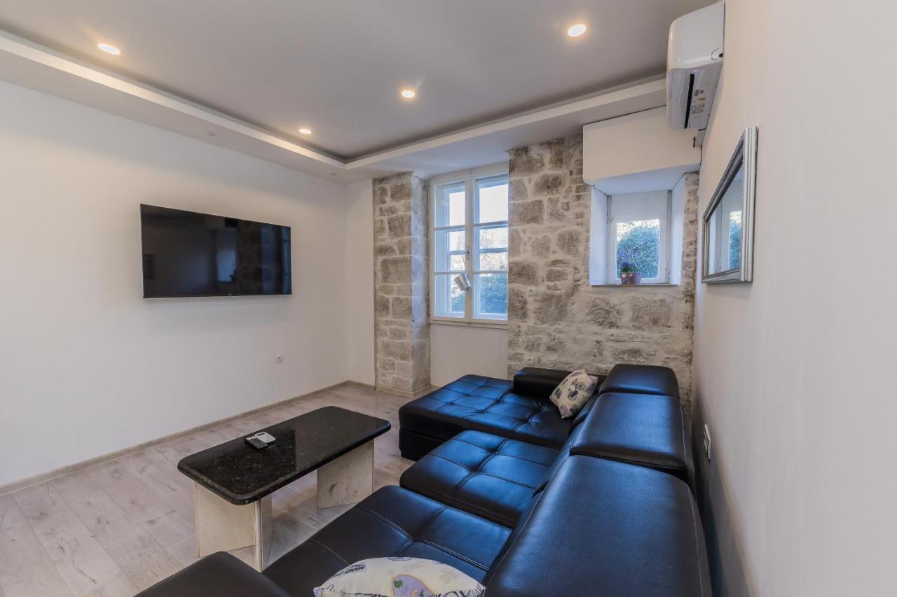 Apartment Seafront Karlo *