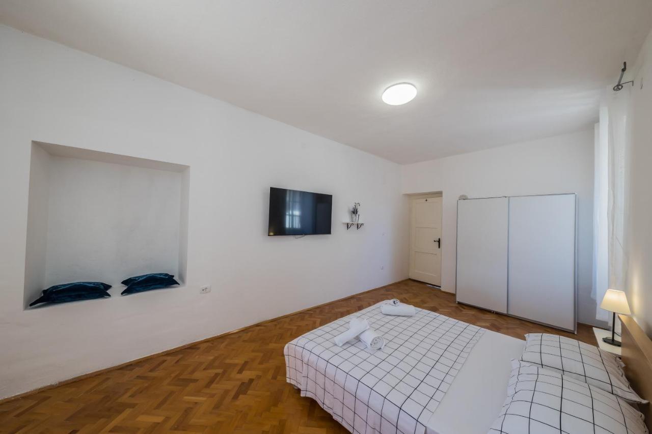 Apartment Seafront Karlo